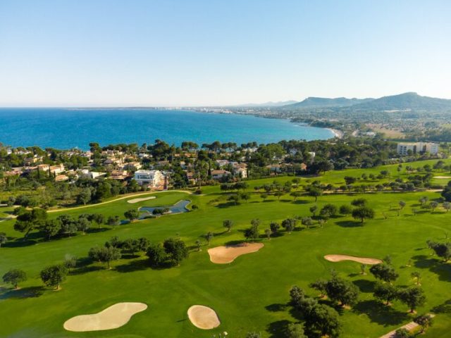 https://media.costalessgolf.com/2015/05/0004-thePomposo.com-MallorcaGolfIsland-GolfSonServera-min-640x480.jpg
