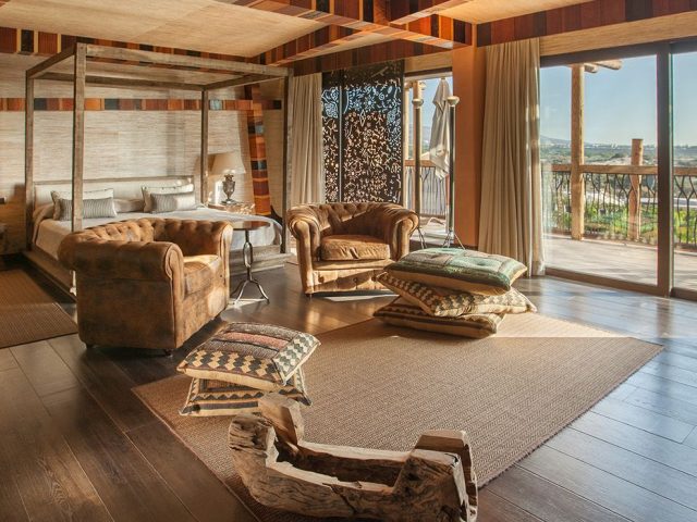 https://media.costalessgolf.com/2019/08/Dormitorio-principal-acceso-terraza-Royal-Suite-Lopesan-Baobab-Resort-640x480.jpg